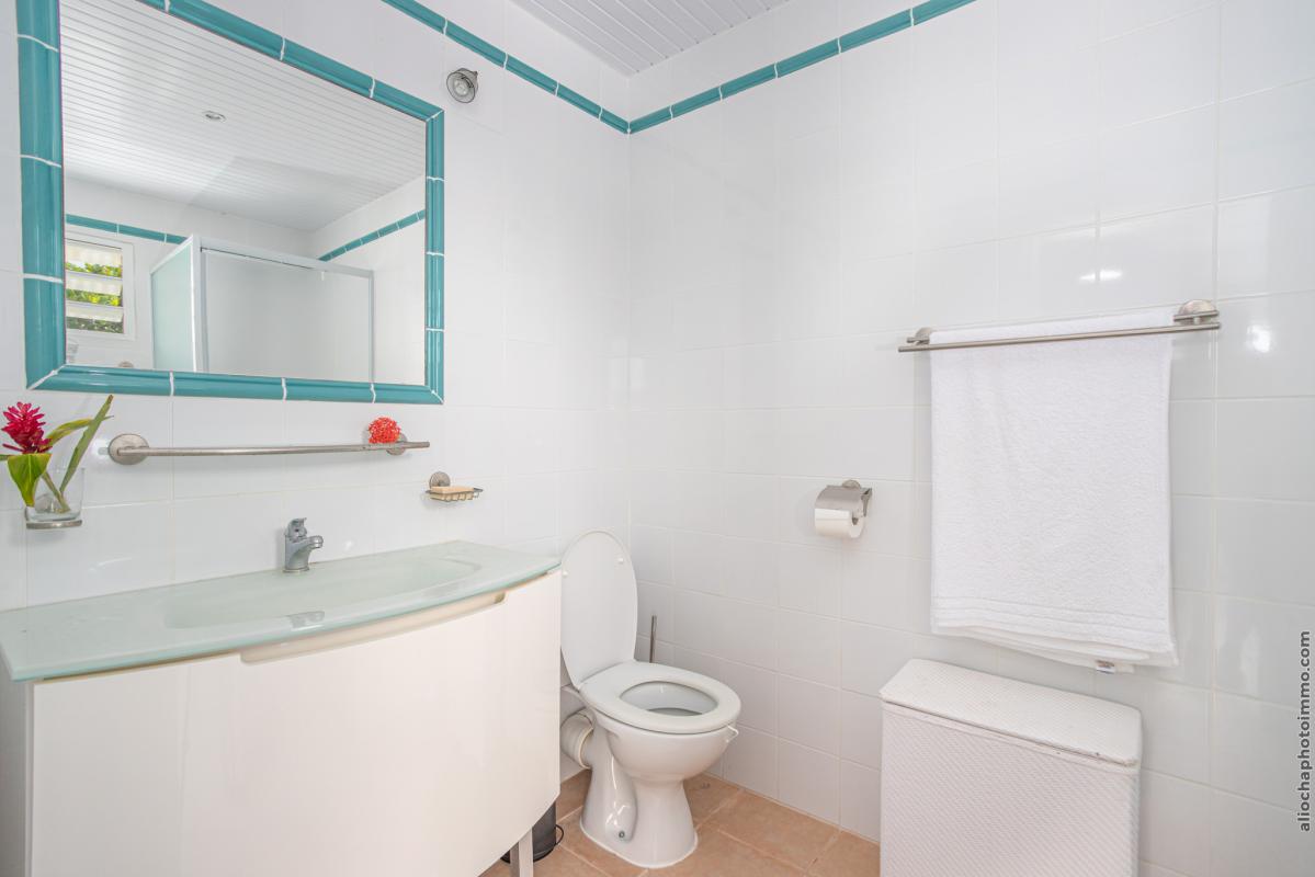16 Location-villa-Martinique_ chambre 1 salle d'eau